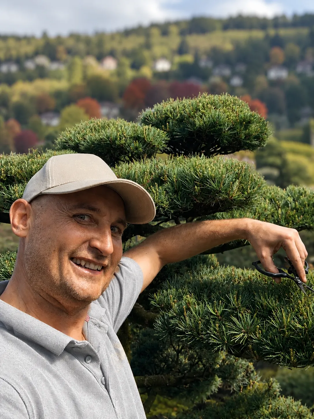 Ich mit Bonsaischere vor einem Niwaki am Seeufer
