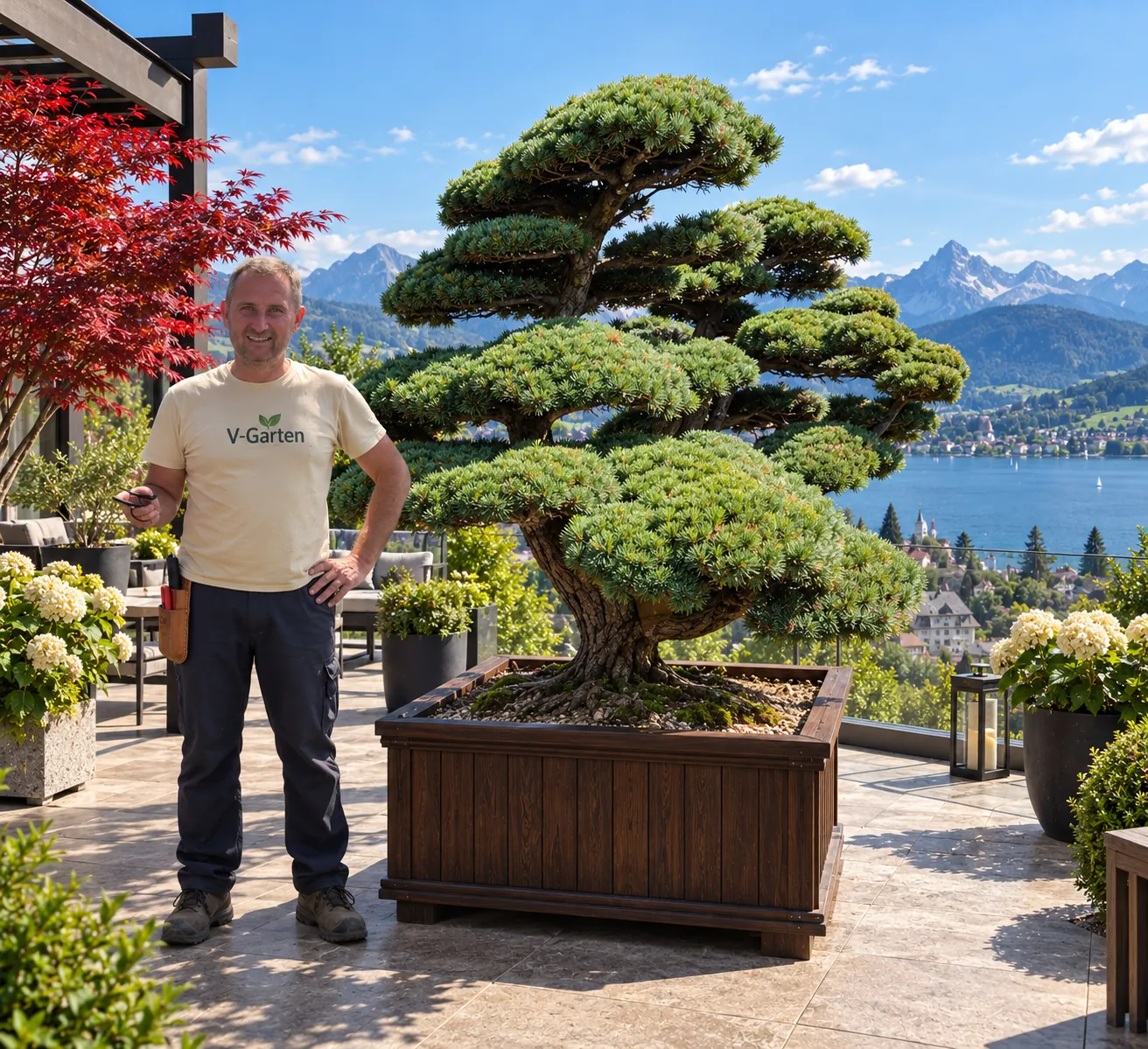 Ich neben einem grossen Kiefern-Gartenbonsai (Pinus parviflora) im Holztrog auf einer Terrasse mit See- und Bergblick