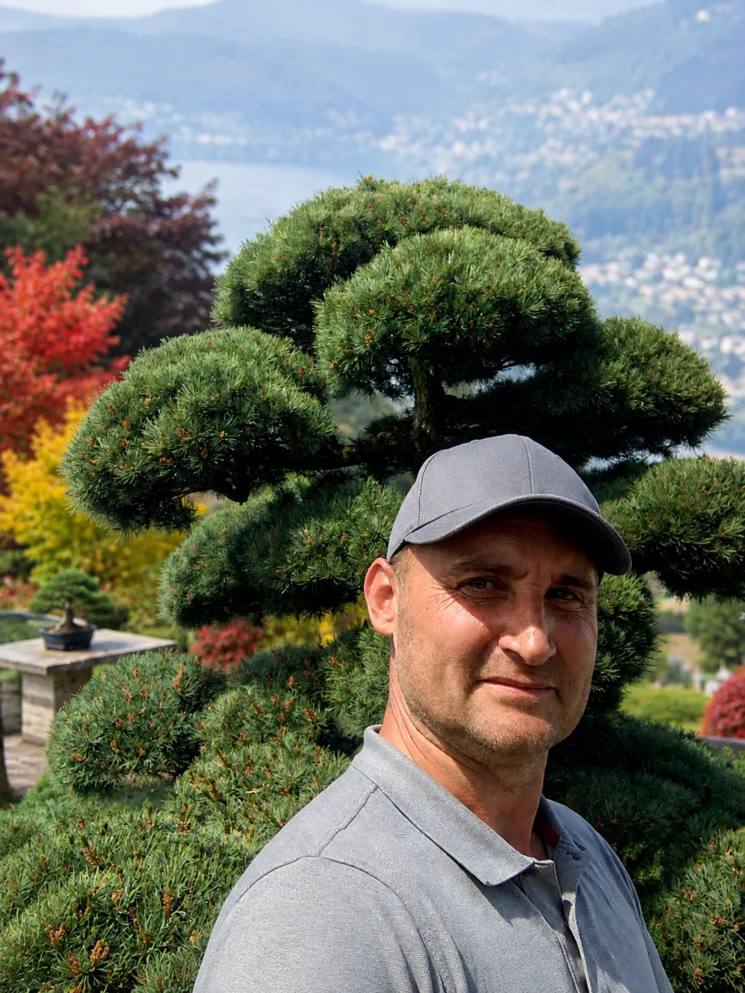 Ich vor einem formgeschnittenen Garden Bonsai aus Kiefer mit Seesicht